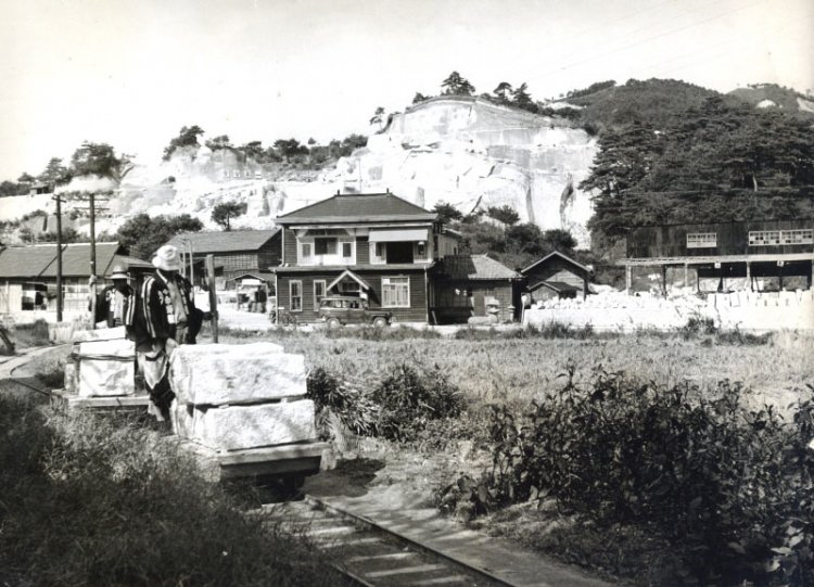 稲田の人車軌道。終点は石切山脈の見学受付所付近。1958年撮影。