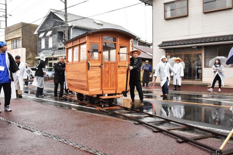 クラウドファンディングで復元、昨年実際に走行した笠間人車軌道。