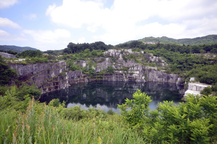 雨水や湧き水によって湖のようになった前山。後方の岩肌は奥山。