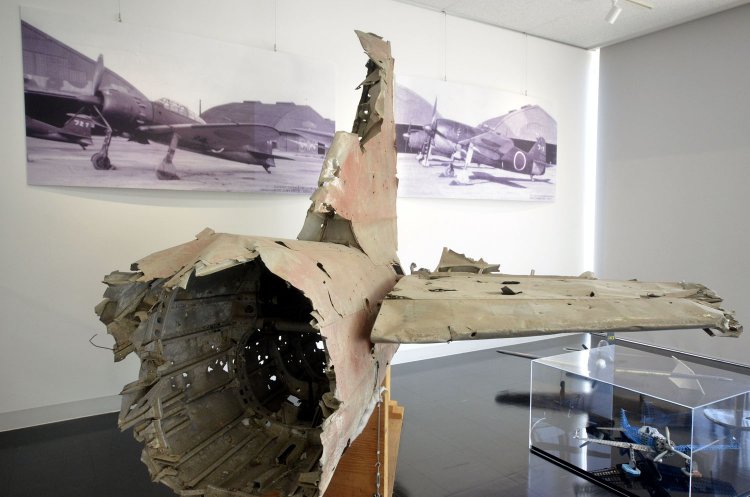 零戦21型の尾部。パネルは筑波空の格納庫前で撮られた零戦51型丙と紫電。