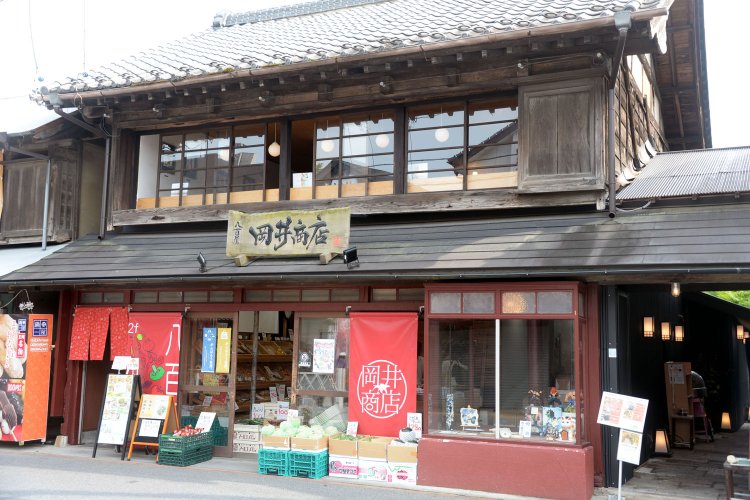 カフェは古民家の2階にある。1階は八百屋の『岡井商店』。