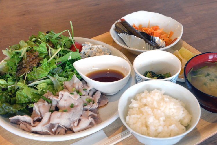 茨城県のブランド豚「美明豚（びめいとん）の冷しゃぶ」1300円。