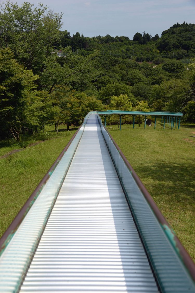 想定外の速さに驚く、長さ161ｍのローラー滑り台。