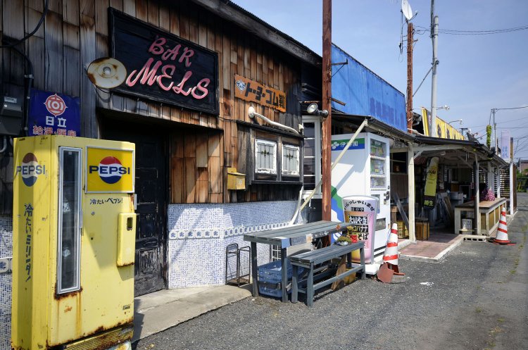 平屋が並ぶ飲み屋団地。タイル貼りの外壁と窓の飾りが気になる。