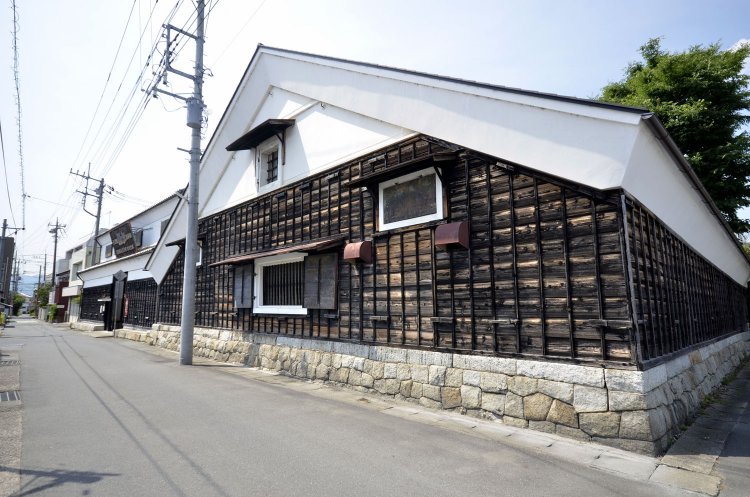 笠間稲荷神社の正面に店を構える酒蔵は藩直営として創業した老舗。