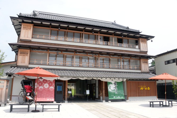 笠間稲荷神社で挙式した坂本九が結婚披露宴を開いたエピソードも。