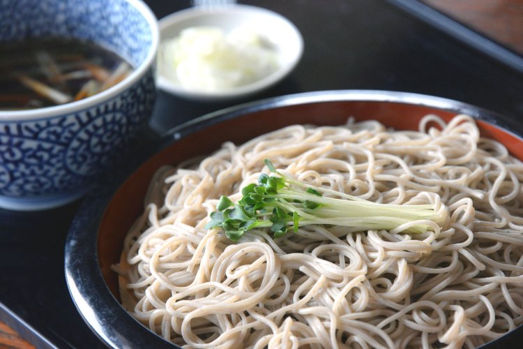 風がよく通る広い店内でゆったり食したい。つけ鴨せいろ1150円。