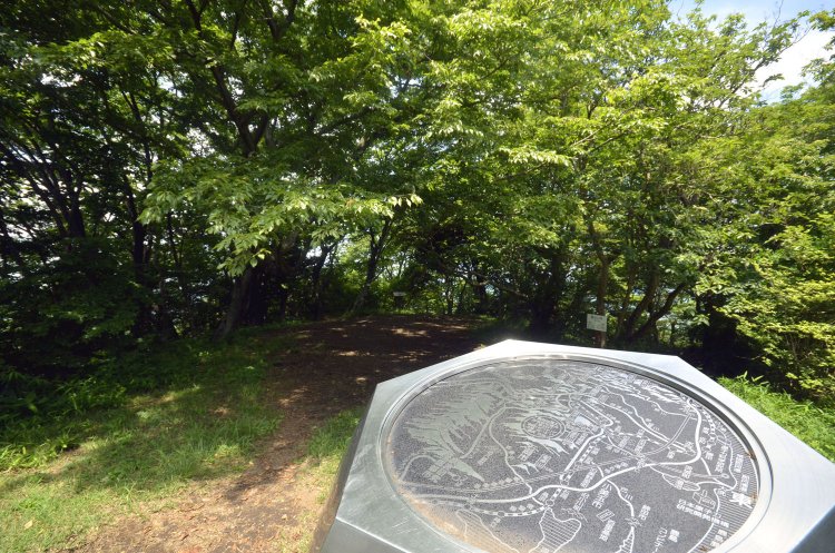 難台山山頂では不自然に削られた三角点にも注目。