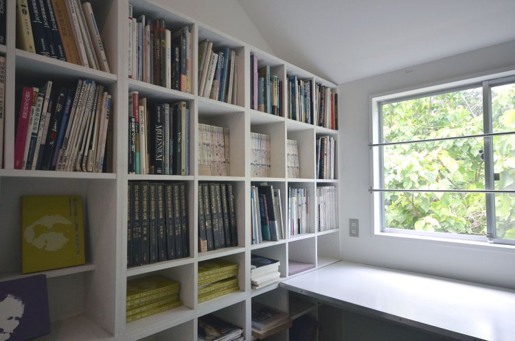 書斎スペース。書棚には里中氏の著作や芸術、建築関連の本が並ぶ。