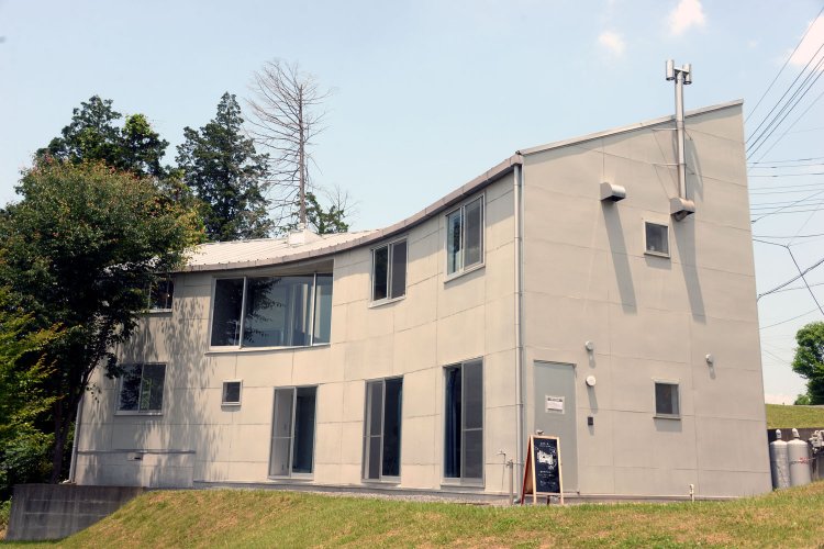 白を基調にした1981年築の建物。建築ファンの見学も多い。