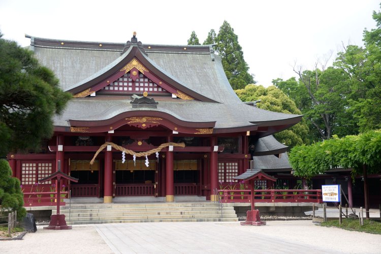 白雉2年（651）創建の笠間稲荷神社。本殿の彫刻は見逃せない。右のフジは樹齢400年あまりで県の天然記念物。