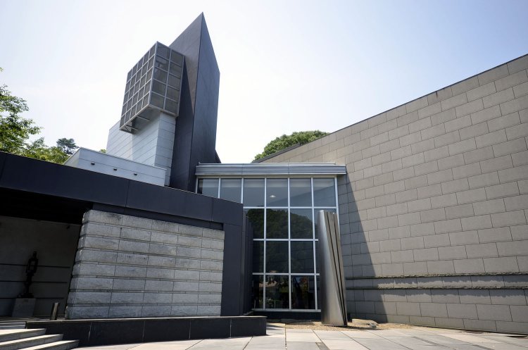 1972年に開館。敷地内には３つの展示館と野外彫刻庭園がある。