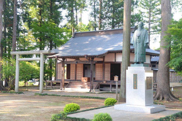 社殿と植芝盛平翁の銅像。4月の例大祭では大勢の参詣客が訪れる。