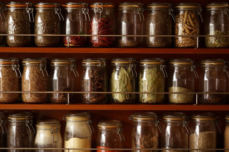 店内の壁面いっぱいに置かれたスパイス類。すべて実際に使用するものだ。