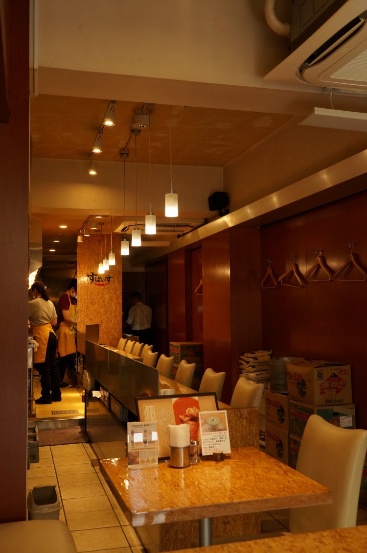 15席ある店内には、壁面いっぱいにスパイス類が置かれている。