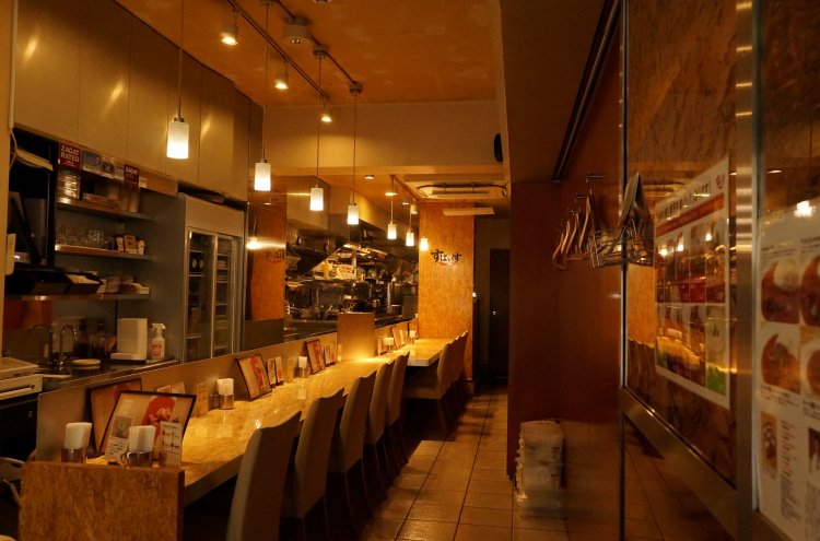 15席の店内。この日も大量の玉ねぎが運び込まれていた。