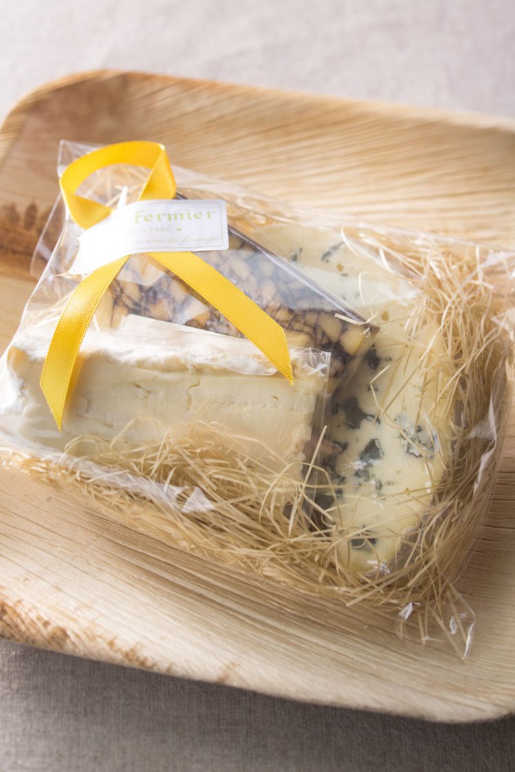 チーズのプレゼントセット、予算およそ3000円分。賞味期限はチーズによる