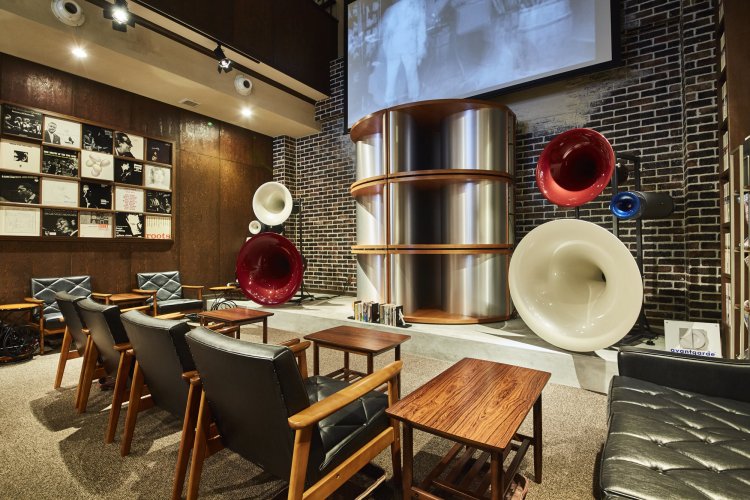 『トゥルネ・ラ・パージュ』の世界最大規模のアヴァンギャルド社製スピーカーでペッパーという贅沢！