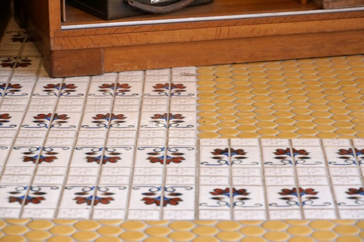 家族や友人と貼ったタイル。ちょっぴりレトロでかわいい。