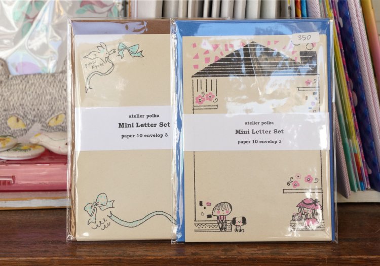 さやかさんオリジナルレターセット各330円。