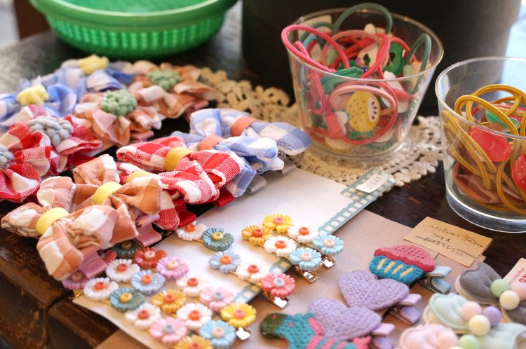 美容室に来たお客さんのために、髪留めはかかさず仕入れる。