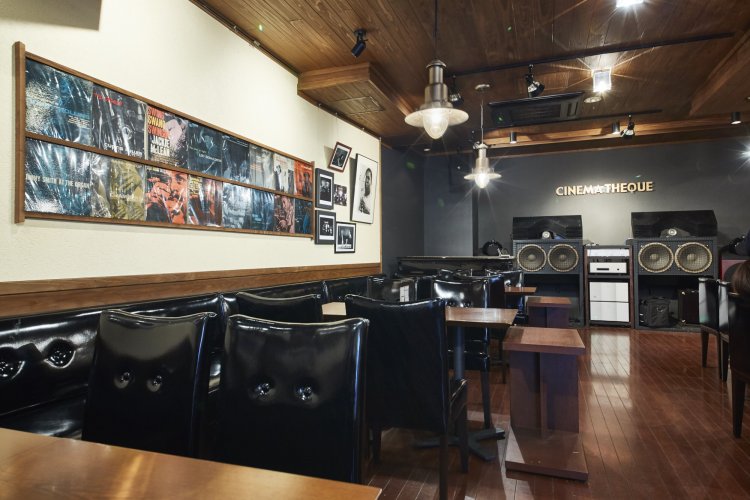 『シネマテーク』の西村さん。スピーカーはJBL150＋375＋075。こだわってます！