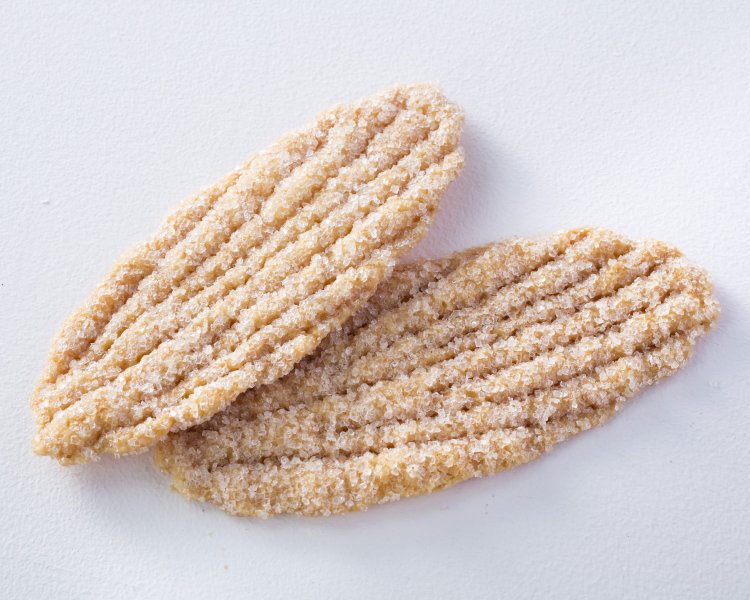 木の葉の葉脈も1本1本職人が手作業でつける。