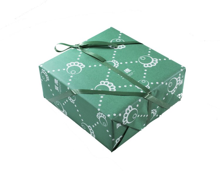 進物用の包装紙にはかわいいハトがいっぱい。