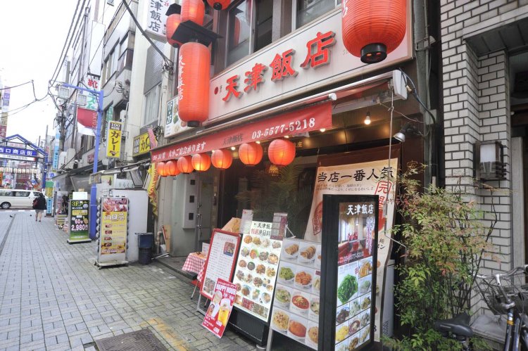 大きな提灯が目印になっている。