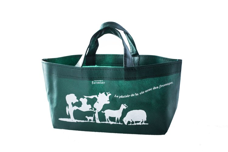 ギフト用は箱のほかにこんなミニバッグも。