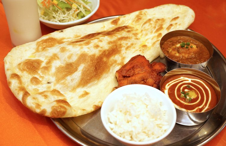 手前がバターチキンカレー、奥がキーマエッグカレーを選んだJセット1200円。