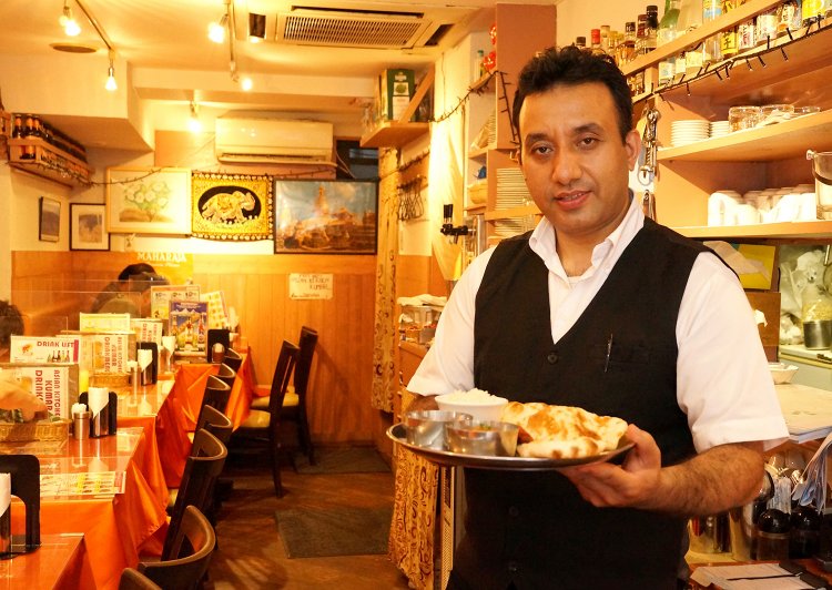 デリーで約5年修業した後、親戚のいたドバイで料理人として働いたという。