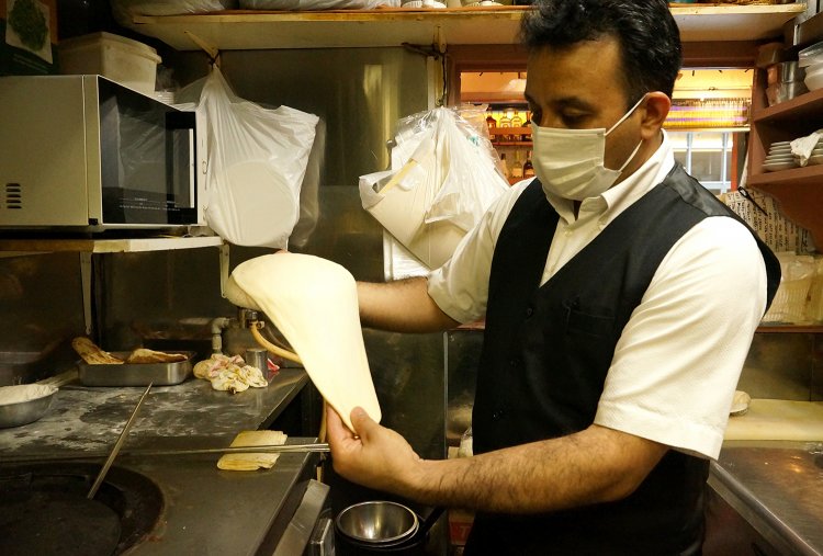 おいしいと評判のナン。もちもちの食感。