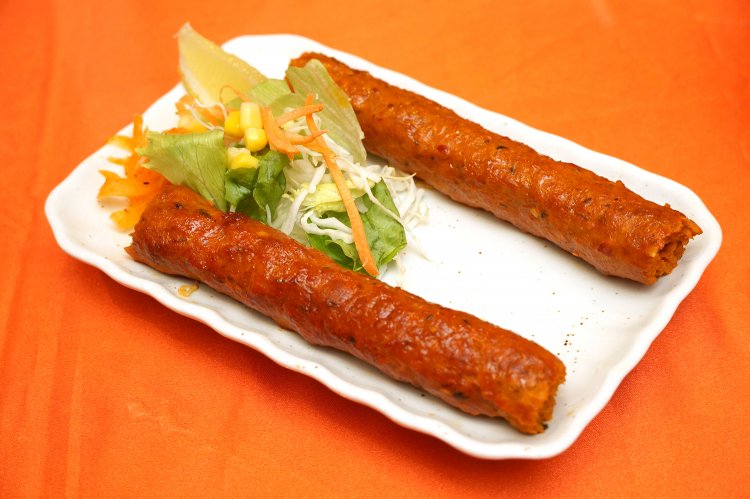 ジューシーで、スパイシーなラム肉のシークカバブ2本550円。