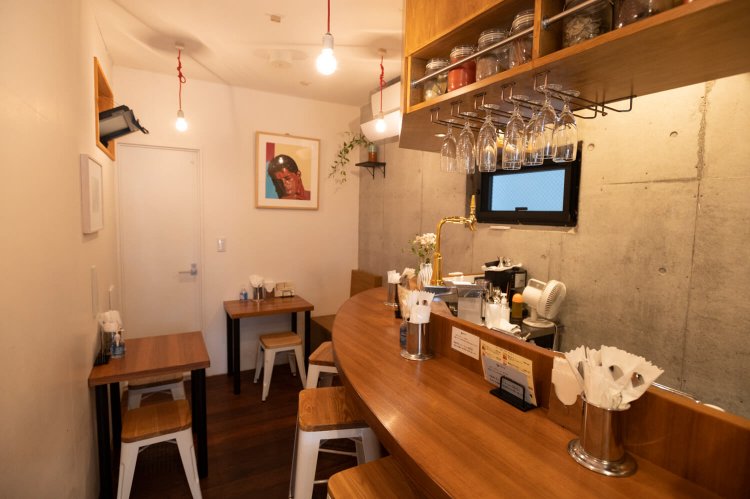 カウンター席があり、一人でも入りやすい。