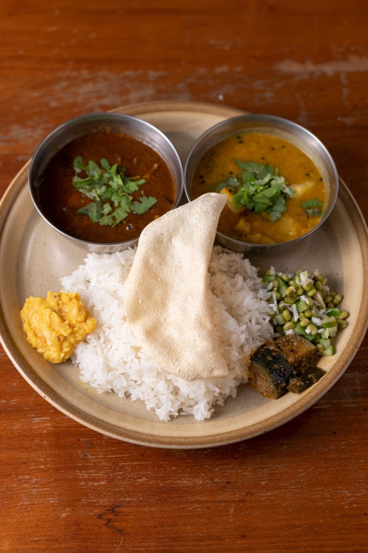 カレー2種1300円。写真はチキンとサンバル。カレーは日替わりで3～4種。市原さんが一人でレシピを考える。