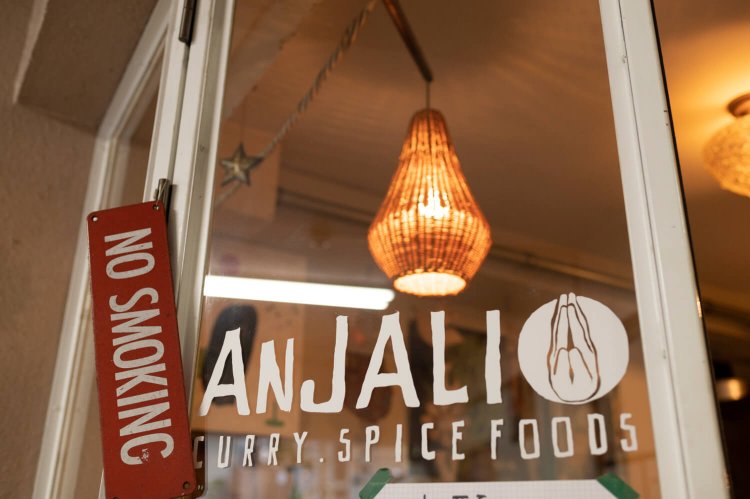 店舗は路地裏の半地下。