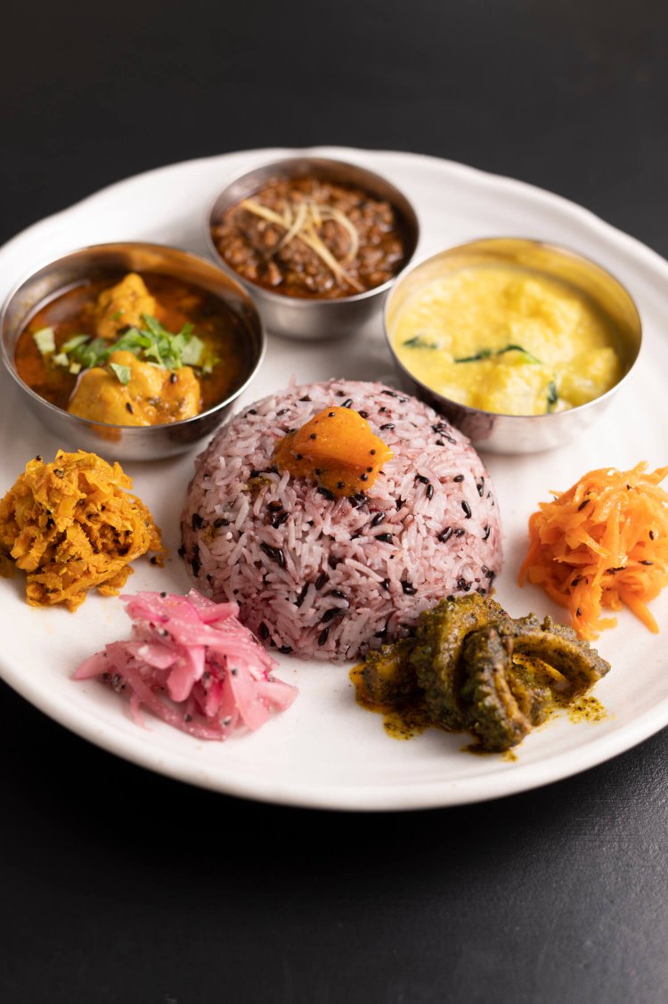 カレー3種1390円。小皿に分けて入れたカレーは、右からクートゥ、マトンキーマ、レモンチキンカレー。付け合せ野菜もスパイスが効いて、一つひとつ手が込んでいる。