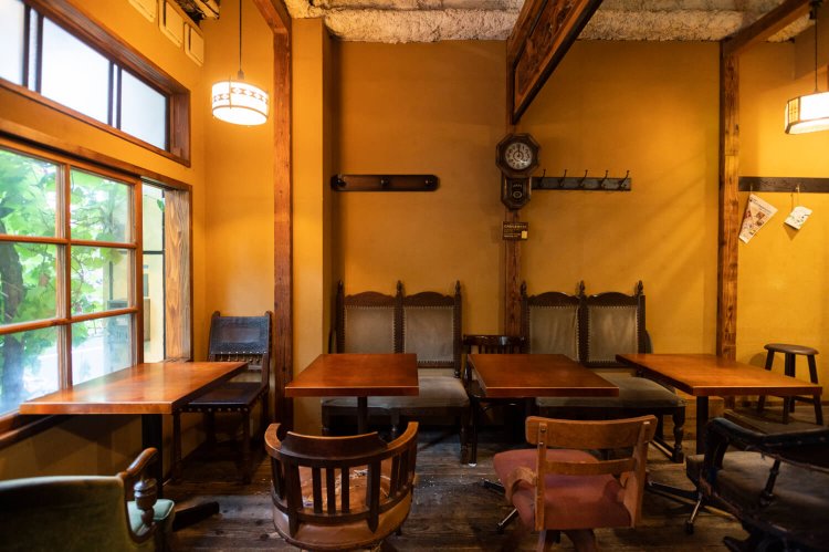 平日夜はスパイス料理やアチャールをつまみに飲める。