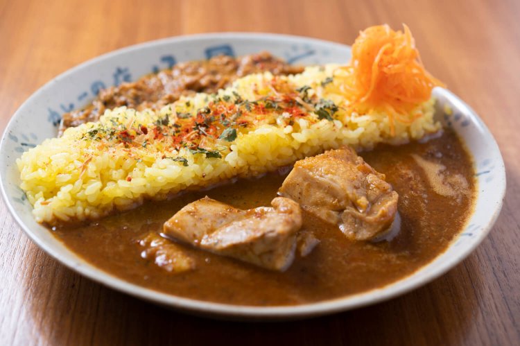 お好きなカレーに＋200円であいがけキーマに。写真はチキ ンカレー980円との組み合わせ。米は土鍋で少量ずつ炊き、減るたびに補充する。