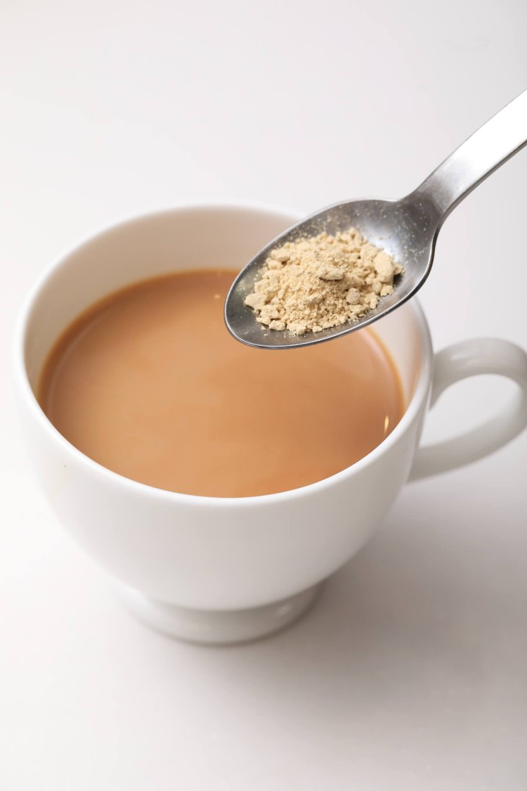 ジンジャーパウダーを足せばジンジャーチャイに。まずはミルクティーを作り、パウダースパイスで味付けする楽しみ方もあり。