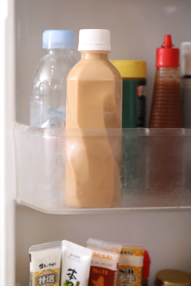 ペットボトルいっぱいに入れて蓋をしっかり閉め、冷蔵庫で冷やせばアイスに。香りをほとんど損なわずに3、4日持つ。