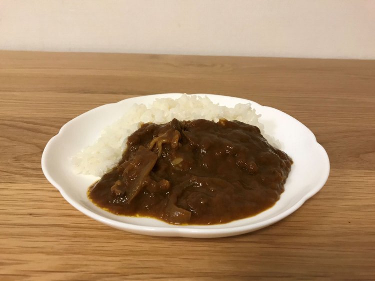 一人暮らし時代によく食べた「銀座カリー」。そういえば薄切り牛肉とタマネギは自宅で作るカレーにも近いかも（『散歩の達人』9月号 P.64参照）。
