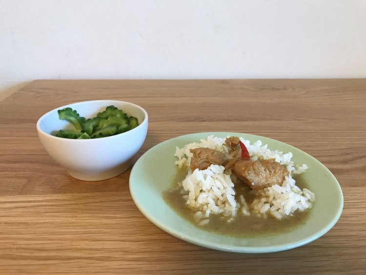 最近の我が家の定番にもなっている「チキンとタイカレー グリーン」。ゴーヤの漬物も添えてみました。