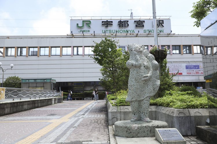 JR宇都宮駅前に建つシュールな「餃子像」。JR宇都宮駅と東武宇都宮駅の間には餃子や焼きそばの名店が点在。ぜひ本誌を参考に歩いてみてください。