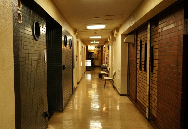 薄暗いスナック街だが…。