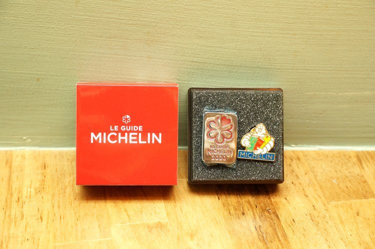 ビブグルマン獲得の証のピンバッジ。