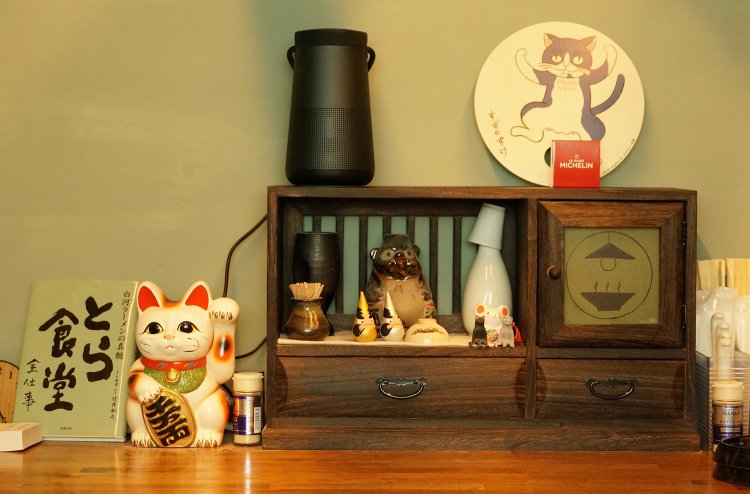 カウンターの奥に、ひっそり『とら食堂 全仕事』の本があった。