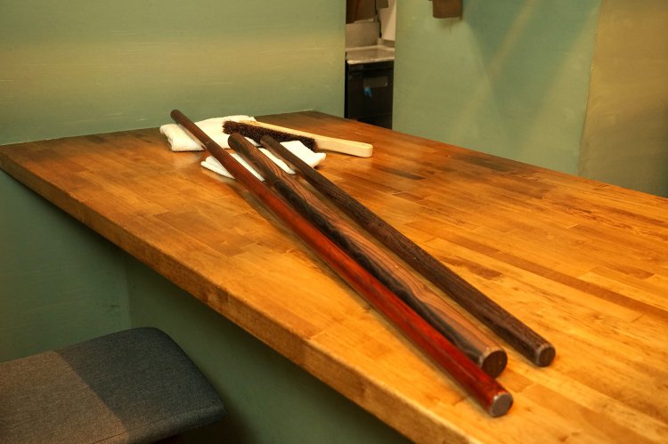 客席のカウンターで、黒檀の棒を使い分けながら毎日麺を打つ。