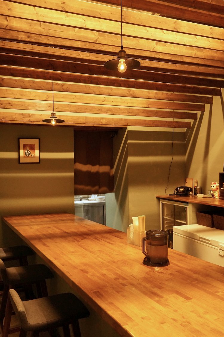 ラーメン店らしからぬ、とてもしゃれた店内。シンプルで落ち着いた雰囲気。 